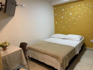 Un pat sau paturi într-o cameră la Hostel Casa Zambrano