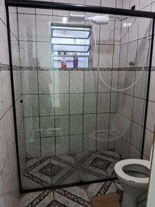 y baño con ducha y aseo. en Minha casa sua casa completa, en Guarulhos