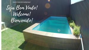Casa aconchegante com piscina e bem localizada في فوز دو إيغواسو: حمام سباحة في ساحة مع الكلمات signben yard yourselves brigamled
