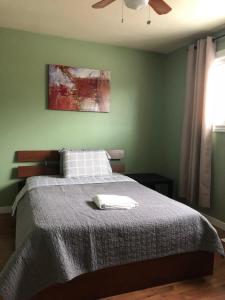 Säng eller sängar i ett rum på Private Rooms Male Accommodation Close to NAIT Kingsway Mall Downtown
