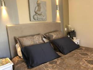 een slaapkamer met een bed met 2 kussens erop bij maderedocevida in Boaventura