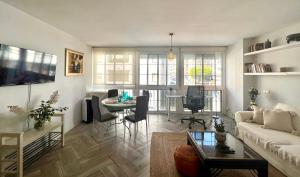 Telewizja i/lub zestaw kina domowego w obiekcie Apartamento estilo árabe en el centro De San Pedro de Alcántara - Toledo 1b