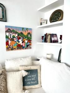 salon z kanapą i obrazem na ścianie w obiekcie Apartamento estilo árabe en el centro De San Pedro de Alcántara - Toledo 1b w Marbelli
