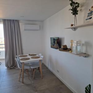 Un comedor con una mesa y algunas sillas. en Sunsetview, en Portimão