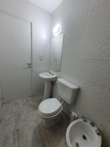 ein weißes Bad mit einem WC und einem Waschbecken in der Unterkunft Departamento en Arroyito- Córdoba in Arroyito