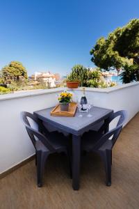 - une table avec un verre de vin sur le balcon dans l'établissement Villa MiraMar Exclusive Home Palermo Airport, à Carini
