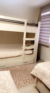 سرير بطابقين أو أسرّة بطابقين في غرفة في Bursa Park
