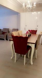 - une salle à manger avec une table et des chaises en bois dans l'établissement Bursa Park, à Çekirge