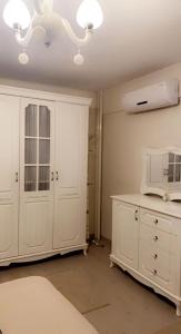 Cette chambre comprend une armoire blanche et un four micro-ondes. dans l'établissement Bursa Park, à Çekirge