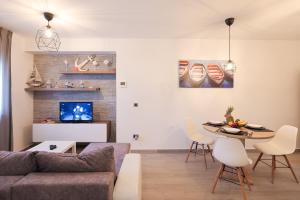een woonkamer met een bank en een tafel bij COCO in Pirovac