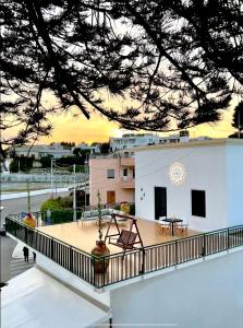 - une vue depuis le balcon d'une maison avec un coucher de soleil en arrière-plan dans l'établissement Terrazza Levante, à Otrante