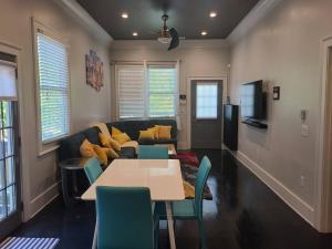 ein Wohnzimmer mit einer Couch und einem Tisch und Stühlen in der Unterkunft Atlanta Modern Beltline Bungalow in Atlanta