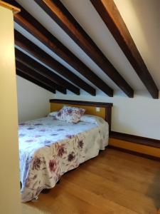 Cama o camas de una habitación en Apartamentos LLave de Santillana