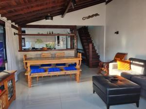 a living room with a couch and a table at Casa Aprazível no Alto de Búzios in Búzios