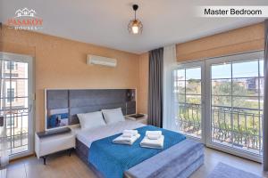 1 dormitorio con 1 cama con 2 toallas en Pasaköy Houses, en Side