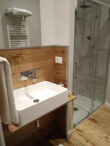 een badkamer met een witte wastafel en een douche bij Ak holidays apartments 81 in Bologna