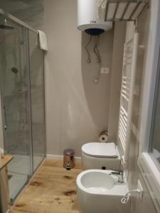een badkamer met een toilet en een glazen douche bij Ak holidays apartments 81 in Bologna