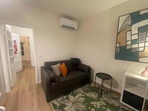 a living room with a couch and a table at RETIRO 401 one-bedroom apartment in Guimarães