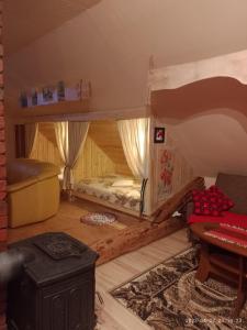 Habitación con cama y sofá en una habitación en Agrohaczow za rzeką, en Haczów