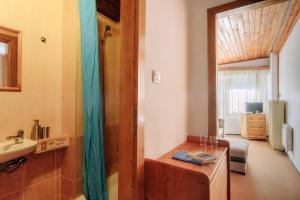 A bathroom at Chata pod Sedlom Čertovica