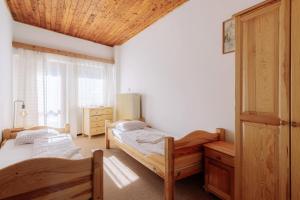 A bed or beds in a room at Chata pod Sedlom Čertovica