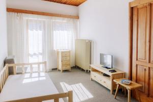 A television and/or entertainment centre at Chata pod Sedlom Čertovica