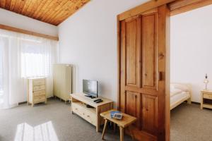 A television and/or entertainment centre at Chata pod Sedlom Čertovica