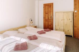 A bed or beds in a room at Chata pod Sedlom Čertovica