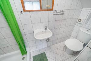 A bathroom at Chata pod Sedlom Čertovica