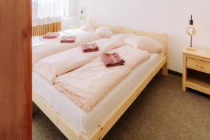 A bed or beds in a room at Chata pod Sedlom Čertovica