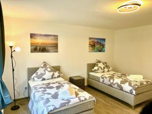 ein Schlafzimmer mit 2 Betten und einer Lampe in der Unterkunft Modern & Schick in Hannover