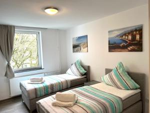 Zimmer mit 2 Betten und einem Fenster in der Unterkunft Modern & Schick in Hannover