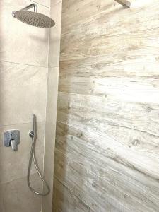 ein Bad mit einer Dusche und einer Glastür in der Unterkunft Modern & Schick in Hannover