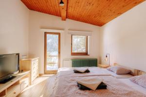 A bed or beds in a room at Chata pod Sedlom Čertovica