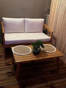 un divano con tavolo e due piatti su un tavolo di La suite a Castelnau-le-Lez