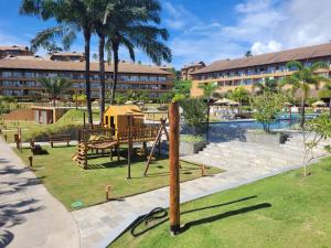 un parque infantil en un complejo con piscina en Praia dos Carneiros Flat 120-CM Eco Resort - ao lado da igrejinha, en Tamandaré