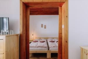 A bed or beds in a room at Chata pod Sedlom Čertovica