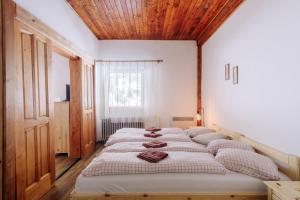 A bed or beds in a room at Chata pod Sedlom Čertovica
