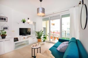 奧米什的住宿－Family apartment NOEL - Omiš，客厅配有蓝色的沙发和电视