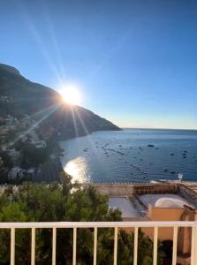 - une vue sur l'océan depuis le balcon d'une maison dans l'établissement Queen View Apartment - No kitchen, à Positano