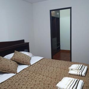a bedroom with a bed with two towels on it at Departamento céntrico - 3 habitaciones in Sucre