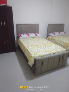 A bed or beds in a room at شقق فندقية علي البحر مباشرة عائلات فقط
