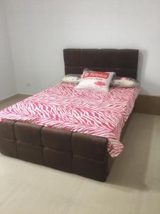 A bed or beds in a room at شقق فندقية علي البحر مباشرة عائلات فقط
