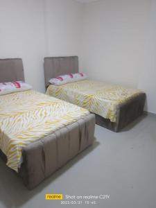 A bed or beds in a room at شقق فندقية علي البحر مباشرة عائلات فقط