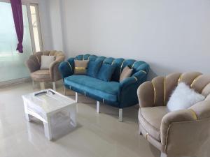 A seating area at شقق فندقية علي البحر مباشرة عائلات فقط