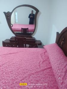 A bed or beds in a room at شقق فندقية علي البحر مباشرة عائلات فقط