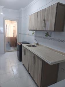 A kitchen or kitchenette at شقق فندقية علي البحر مباشرة عائلات فقط
