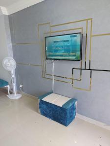 A television and/or entertainment centre at شقق فندقية علي البحر مباشرة عائلات فقط