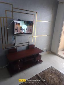 A television and/or entertainment centre at شقق فندقية علي البحر مباشرة عائلات فقط