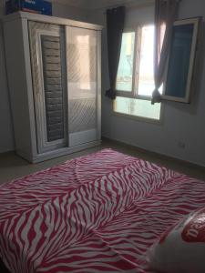 A bed or beds in a room at شقق فندقية علي البحر مباشرة عائلات فقط